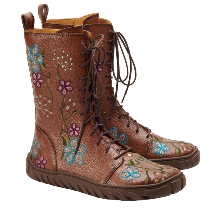 Die DOQS Flower-Stiefel von ZAQQ sind aus hochwertigem Nappaleder in Braun gefertigt und verfügen über Schnürungen vorne sowie atemberaubende Blumenstickereien in Blau, Lila und Weiß. Ihr Design umfasst eine strukturierte Sohle und dekorative Nähte, während das unverwechselbare DOQS-Blumenmuster den Seiten lebendigen Charme verleiht und eine atemberaubende Mischung aus Stil und Farbe bietet.