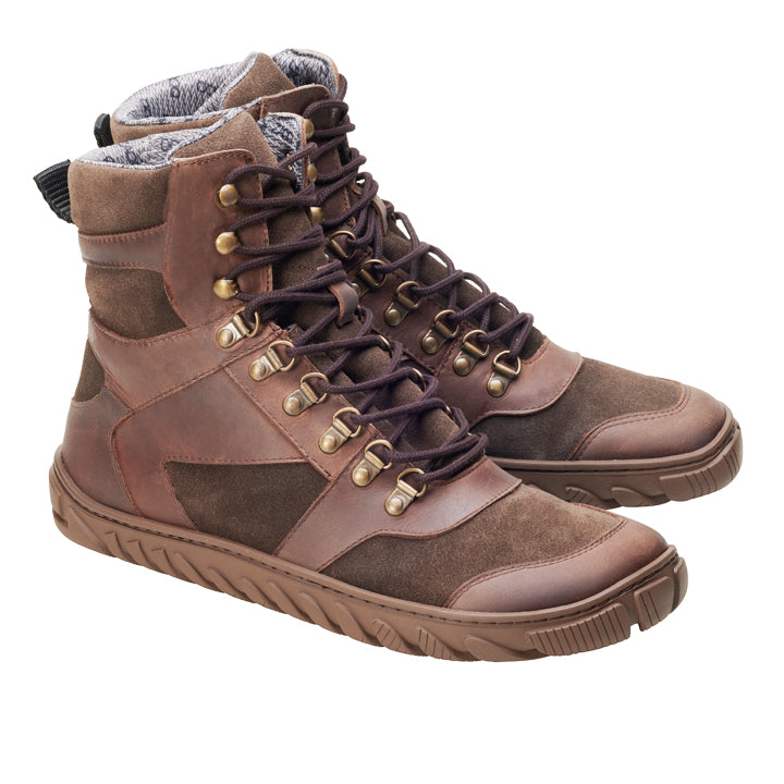 Die EXPLORER Brown Waterproof-Stiefel von ZAQQ bestehen aus Leder und Wildleder mit schwarzen Schnürsenkeln und Messingösen. Diese High-Tops haben gerippte, strukturierte wasserdichte Sohlen, ein hellgrau gemustertes Innenfutter und sind perfekt für abenteuerlustige Entdecker. Die Stiefel sind nebeneinander angeordnet, nach links gerichtet.