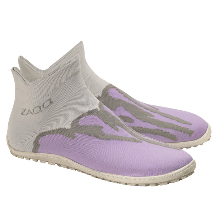 Wir präsentieren die High-Top-Schuhe SOQQ Fire Purple von ZAQQ in einem Farbschema aus Hellgrau und Feuerviolett mit einem auffälligen Zickzack-Design. Diese Schuhe sind mit gerippten Knöchelbündchen und strukturierten Sohlen für besseren Halt ausgestattet. Das ZAQQ-Logo ist elegant auf der Seite in Knöchelnähe aufgedruckt und verbindet Stil und Funktionalität perfekt.