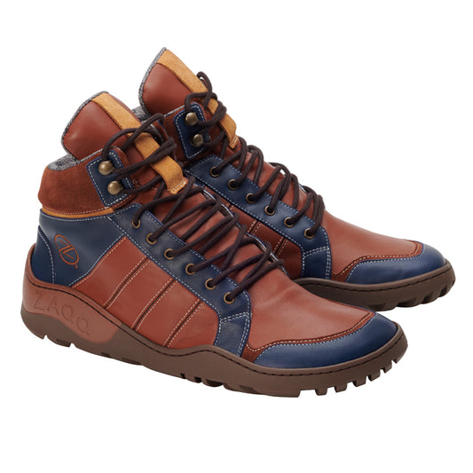 Der Q2 Cognac Waterproof von ZAQQ ist ein modischer High-Top-Sneaker aus braunem und marineblauem Nappaleder mit genähten Akzenten. Diese Outdoor-Barfußschuhe verfügen über einen gepolsterten Schaft, eine robuste ZAQQ TERRA Sohle und zeigen stolz das Markenlogo an der Seite.