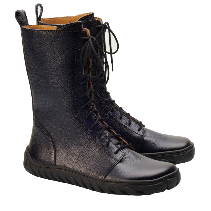 Ein Paar DOQS Blue von ZAQQ, schwarze High-Top-Lederstiefel aus hochwertigem Nappaleder mit strukturierter Oberfläche und robuster ULTRAGRIP-Sohle. Ihr schlankes, modernes Design zeigt außergewöhnliche Handwerkskunst, da sie sich prominent auf einem schlichten weißen Hintergrund abheben und Qualität und Stil ausstrahlen.