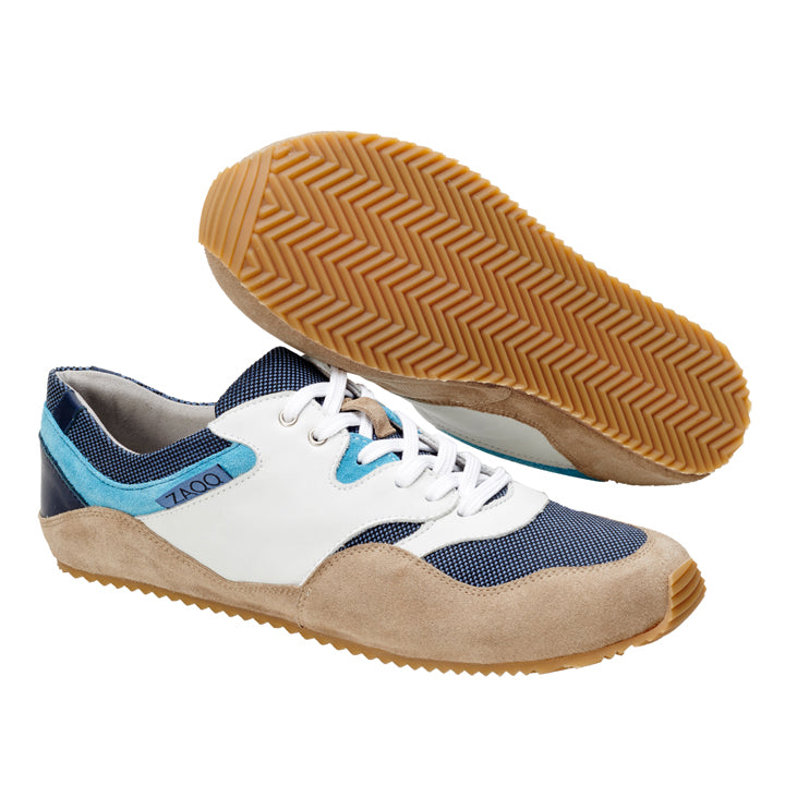 Der ANQO White von ZAQQ kombiniert Komfort mit schickem Design und besticht durch blaues Mesh, weiße Einsätze, beiges Wildleder und hellblaue Akzente. Ein Schuh wird aufrecht präsentiert, um seine Eleganz hervorzuheben, während der andere die braune Sohle mit Fischgrätenmuster zur Schau stellt.