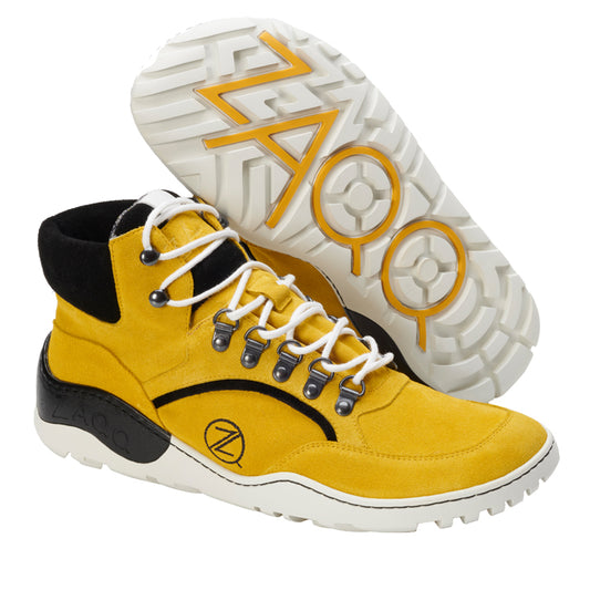 Wir präsentieren den wasserdichten Sneaker ZAQQ TREQ Yellow mit schwarzen Akzenten und makellosen weißen Schnürsenkeln. Er ist mit Metallösen und einer markanten TERRA-Sohle ausgestattet, die erhabene gelbe Buchstaben und kreisförmige Profilmuster aufweist. Das Logo ist sowohl an der Seite als auch an der Ferse deutlich sichtbar und setzt ein mutiges Stil-Statement.