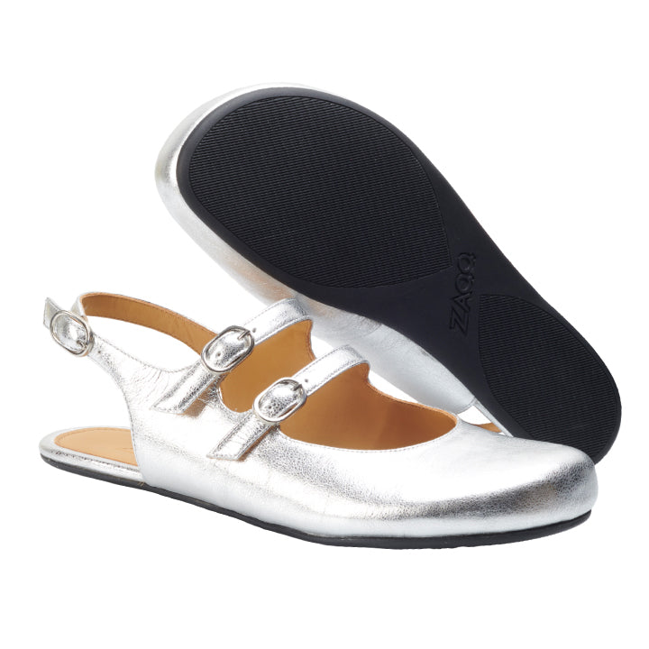 Die ZAQQ QOMET Silver Slingback-Schuhe überzeugen durch ihr schlichtes, modernes Design mit glänzenden silbernen Riemen und schwarzer Sohle. Ihr beeindruckender Tragekomfort sorgt dafür, dass Du den ganzen Tag lang sowohl Stil als auch Komfort genießen kannst.