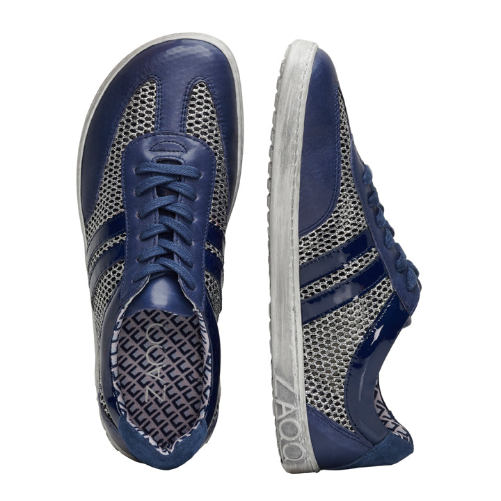 Ein Paar Sportschuhe QIMBERLY Blue von ZAQQ wird präsentiert, einer von oben und der andere von der Seite. Der Barfuß-Sneaker besticht durch ein Mesh-Design mit Akzenten aus hochwertigem Nappaleder und Schnürung vorne. Seine hellgrauen Sohlen weisen ein strukturiertes Muster auf und verbinden Stil und Komfort nahtlos.