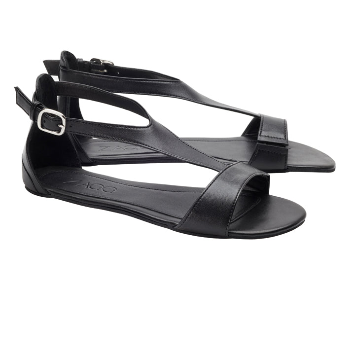 Ein Paar CLIQ Deep Black Barfußsandalen von ZAQQ, gefertigt aus schwarzem Leder mit offenen Zehen und Knöchelriemen. Dieses Design sorgt für außergewöhnlichen Tragekomfort, mit einer flachen Sohle und einem praktischen seitlichen Schnallenverschluss.