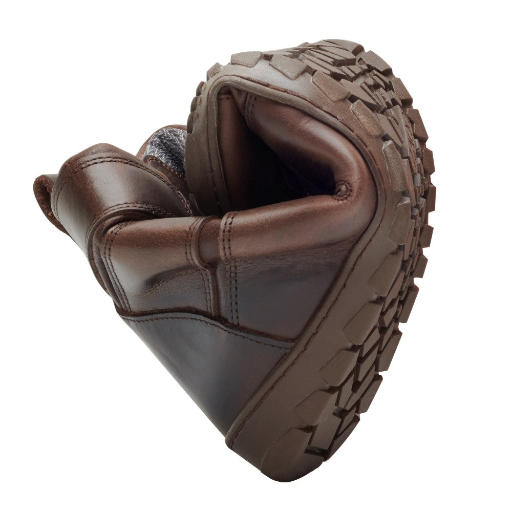 Wir präsentieren den strapazierfähigen DAQOTA Waterproof Choco Wanderschuh von ZAQQ mit dicken, strukturierten Sohlen, die sich wölben, um sowohl seine Flexibilität als auch seine Strapazierfähigkeit hervorzuheben. Das wasserdichte Obermaterial aus Leder unterstreicht seine Outdoor-Tauglichkeit und macht ihn zum idealen Begleiter für jedes Abenteuer.