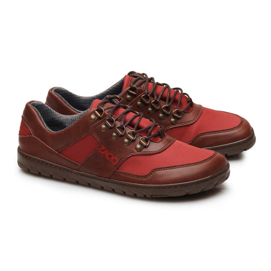 Wir präsentieren die wasserdichten HIQE Low Vegan Camel Red Sneakers von ZAQQ. Diese stylischen Schuhe haben ein rot-braunes Design mit schwarzen Sohlen und sind aus veganem Leder gefertigt. Sie haben braune Schnürsenkel, Metallösen und ein bequemes Stofffutter für zusätzliche Strapazierfähigkeit. Die Marke ZAQQ ist deutlich auf der Seite zu sehen.