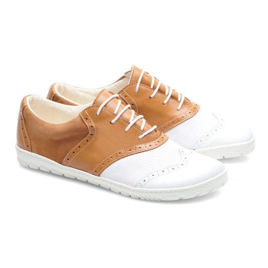 Die LINQ Golf Brown Waterproof-Schuhe von ZAQQ präsentieren ein stilvolles Design, das an klassische Golfschuhe erinnert, und zeichnen sich durch eine Mischung aus braunem Leder und weißem perforiertem Material aus. Sie sind mit weißen Schnürsenkeln und einer weißen Sohle ausgestattet und bieten von der Seite einen lässigen und dennoch modernen Look.