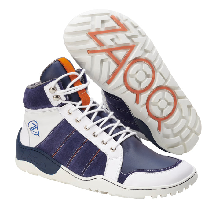 Die MONTBLANQ Blue White Waterproof High-Top-Sneaker von ZAQQ zeichnen sich durch ein blau-weißes Farbschema mit orangefarbenen Akzenten aus und sind mit einer unverwechselbaren ZAQQ TERRA-Sohle ausgestattet. Diese aus Nappaleder gefertigten Outdoor-Schuhe verfügen über weiße Schnürsenkel, genähte Details und zeigen den Markennamen deutlich auf dem Profildesign.