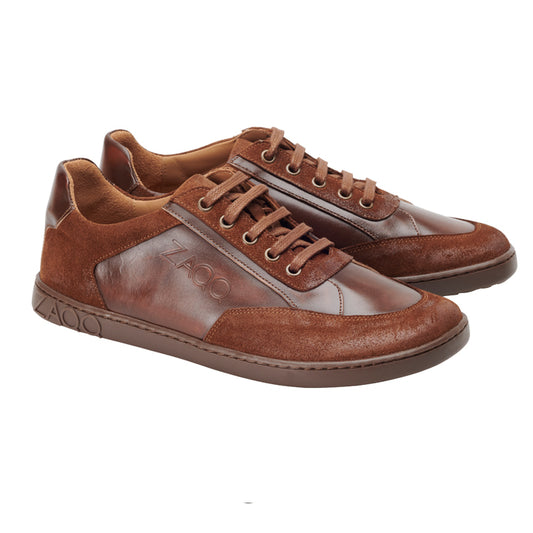 Ein Paar OQTAV Brown-Sneaker mit Schnürung aus Leder und Wildleder, mit dem seitlich eingeprägten Markennamen ZAQQ. Sie verfügen über eine braune Kautschuksohle und bieten einen stilvollen Business-Casual-Look.