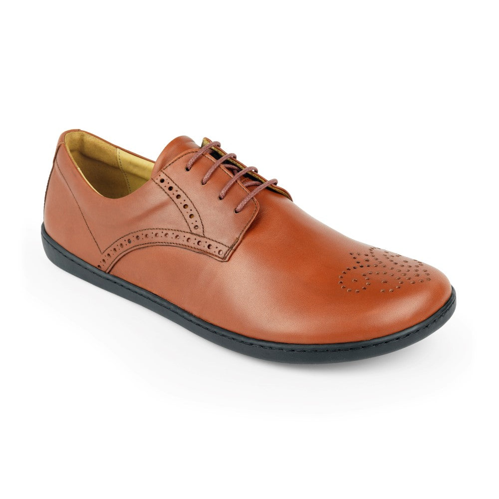 Wir präsentieren den PEAQ Brogue Cognac von ZAQQ: Ein eleganter brauner Abendschuh aus Nappaleder mit bezaubernden dekorativen Broguings auf der Zehenkappe. Er wird mit passenden braunen Schnürsenkeln und einer eleganten schwarzen Sohle geliefert, ideal für einen Business-Casual-Schuh-Look auf weißem Hintergrund.