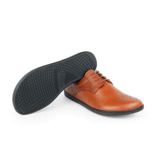 Die PEAQ Brogue Cognac-Schuhe von ZAQQ aus braunem Leder mit Broguing-Verzierung und schwarzen Gummisohlen definieren den Business-Casual-Stil neu. Ein Schuh steht aufrecht, während der andere seine strukturierte Sohle zur Schau stellt. Die eleganten dekorativen Perforationen verleihen diesen klassischen Nappaleder-Schuhen Charme.