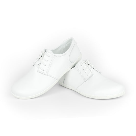 Ein Paar schicke PIQUANT Nappa Bianco Sneaker mit weißer Sohle, elegant positioniert auf einer glatten weißen Oberfläche. Ein Sneaker liegt auf der Seite und überlappt teilweise den anderen aufrecht stehenden. Das Design ist minimalistisch und modern und spiegelt die Eleganz der ZAQQ-Schuhe wider.