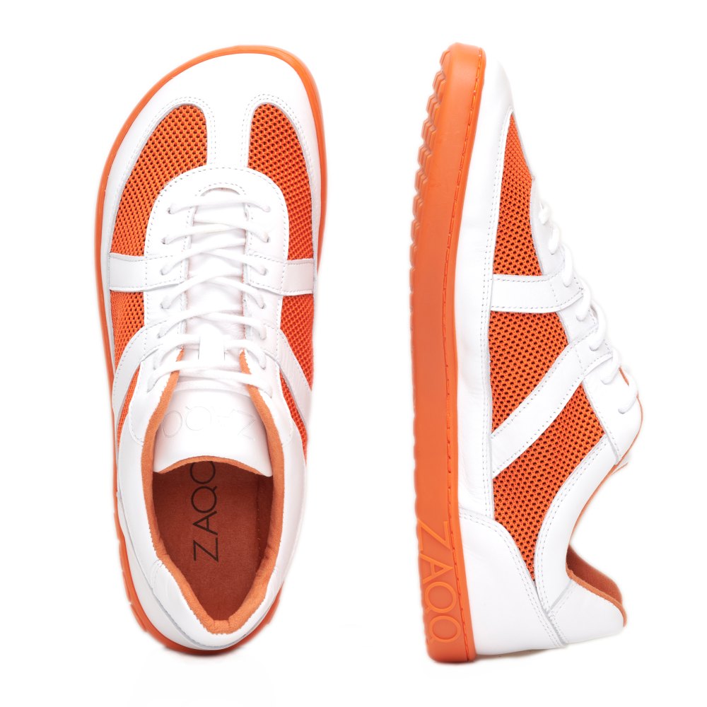 Werten Sie Ihren Stil mit den ultramodernen OAQLEY Orange-Sneakern von ZAQQ auf, die sich durch ein auffälliges orange-weißes Farbschema auszeichnen. Das innovative Barfuß-Sneaker-Design wird von oben präsentiert, wodurch die Schnürsenkel betont werden, während die Seitenansicht die stromlinienförmige Sohle zur Schau stellt, die mit dem Markennamen ZAQQ verziert ist.