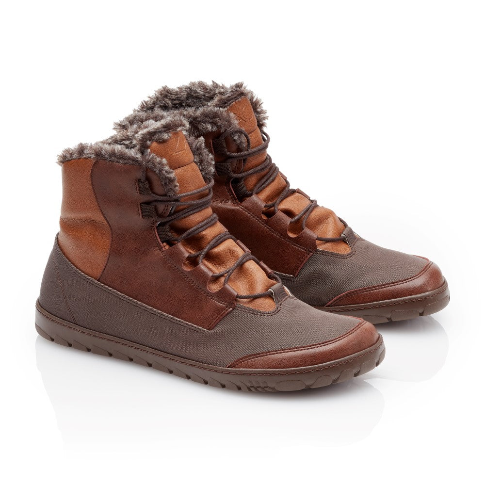 Die QUEST Cuoio Waterproof-Stiefel von ZAQQ sind braune Winterschuhe aus Leder mit Schnürung, Kunstfellfutter und Gummisohlen, die sich ideal für Outdoor-Aktivitäten eignen und auf einem weißen Hintergrund präsentiert werden.