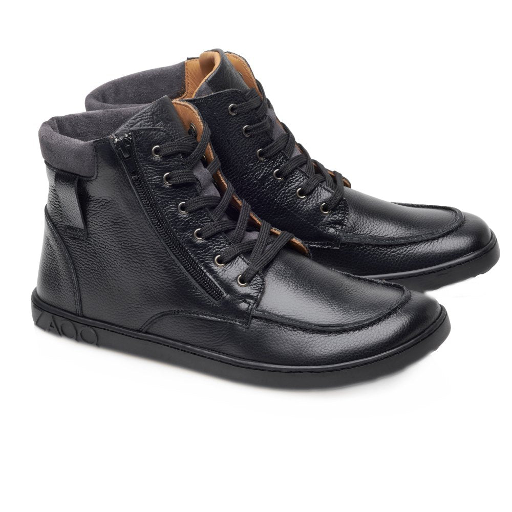 Wir präsentieren die ROQA Black Sneaker von ZAQQ aus glattem schwarzem Leder im High-Top-Design. Diese stylischen Schuhe haben schwarze Schnürsenkel und seitliche Reißverschlüsse und zeigen einen dunkelgrauen gepolsterten Schaft und ein hellbraunes Innenfutter auf einem schlichten weißen Hintergrund.