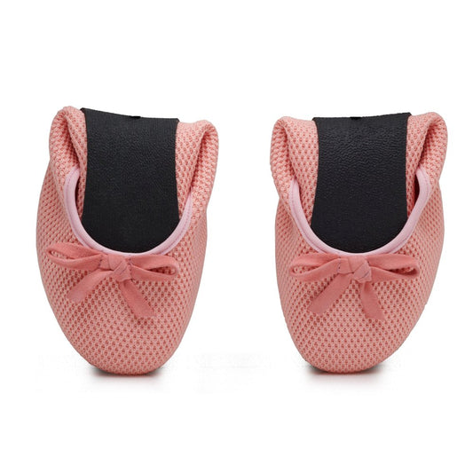 Auf weißem Untergrund sind zwei rosa Babyschuhe aus der TWIST Pink Kollektion von ZAQQ nebeneinander abgebildet. Die Schuhe haben kleine Schleifchen auf der Oberseite, eine Netzstruktur und eine schwarze Sohle aus robustem Kautschuk.