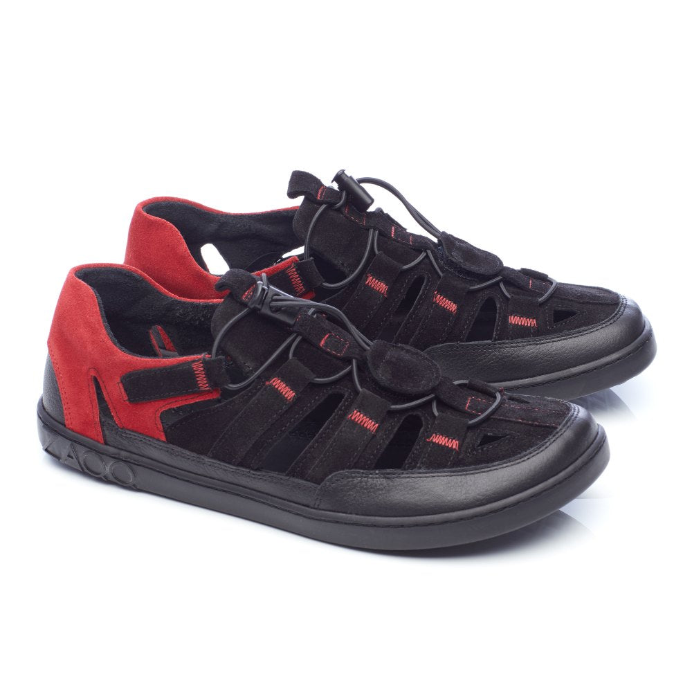 Erleben Sie das elegante, moderne Design der ZAQQ QERRY Black Red Freizeitsandalen. Diese Sandalen haben offene Seiten und geschlossene Zehenpartien mit verstellbaren Riemen und einer praktischen Aufreißlasche an der Ferse. Sie sind aus Veloursleder gefertigt und bieten eine bequeme Sohle, die Outdoor-Funktionalität mit Komfort verbindet.