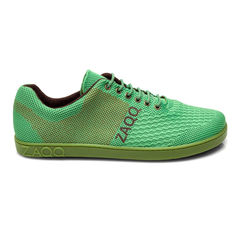 Wir präsentieren den QNIT Lime von ZAQQ: einen leuchtend grünen Sneaker mit Mesh-Textur und auffälligem „ZAQQ“-Schriftzug an der Seite. Dieser vegane Barfußschuh hat grüne Schnürsenkel und eine passende Sohle und sorgt mit seinem lässigen Stil für außergewöhnlichen Komfort.