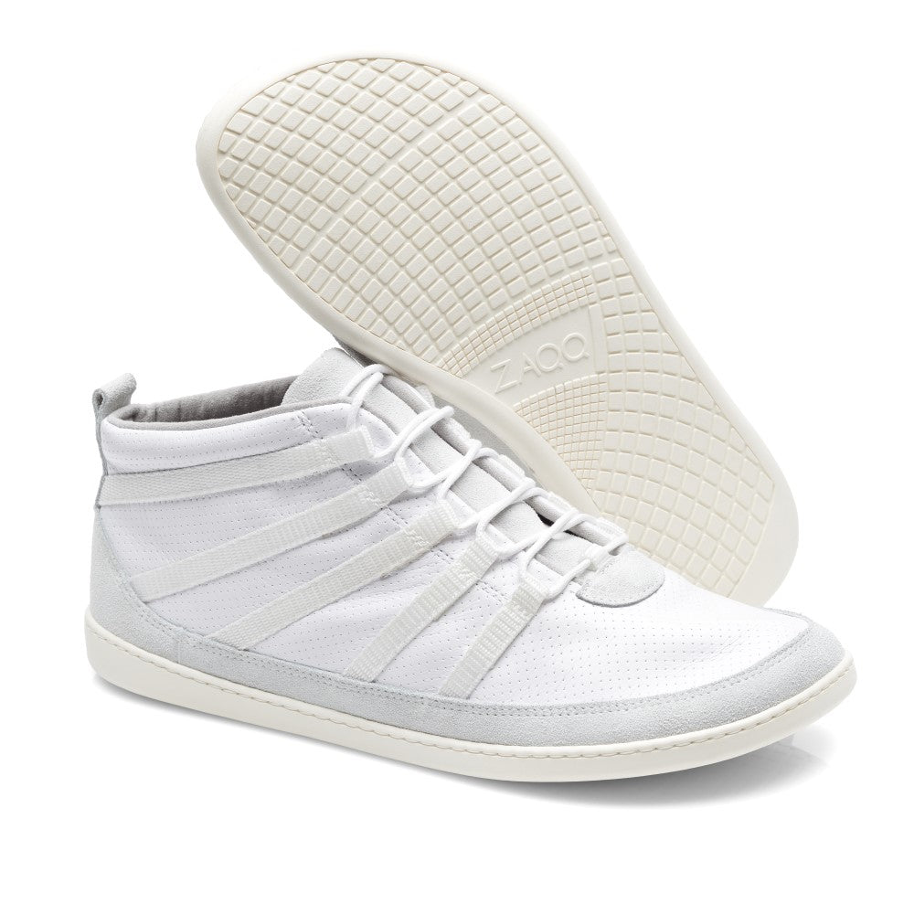 Ein Paar modische ZAQQ SPARQ Mid White-Sneaker in elegantem, minimalistischem Design. Ein Schuh steht aufrecht und hebt das Seitenprofil und die Schnürsenkel hervor, während der andere angewinkelt ist und die strukturierte Gummisohle und das markante Markenlogo zeigt.