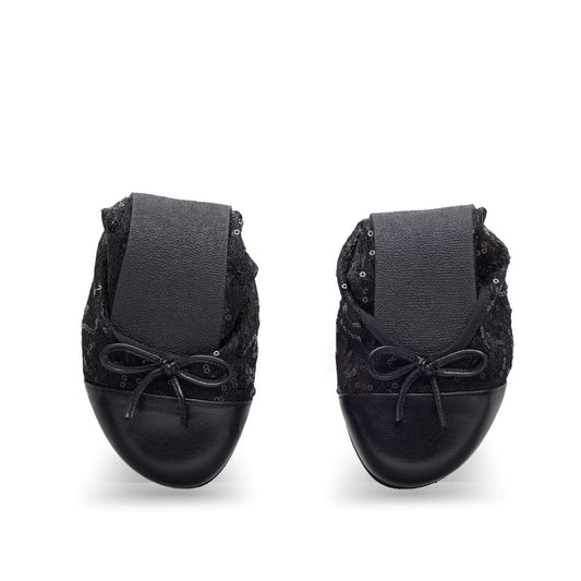 Die TWIST GUATEQUE Black von ZAQQ sind schwarze Ballerinas, verziert mit paillettenbesetztem Stoff und Schleifen an den Zehen. Sie verfügen über eine flexible Sohle und lassen sich mit Gummibändern an der Oberseite sauber umklappen, um ein bequemes Schuhgefühl zu gewährleisten.