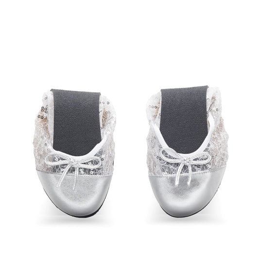 Von oben betrachtet sind die TWIST GUATEQUE Silver Ballerinas von ZAQQ mit Spitze und Pailletten verziert. Diese Schuhe, die vorne mit Schleifendetails verziert sind, bieten außergewöhnlichen Komfort für Ihre Füße und kommen auf einem weißen Hintergrund wunderschön zur Geltung.